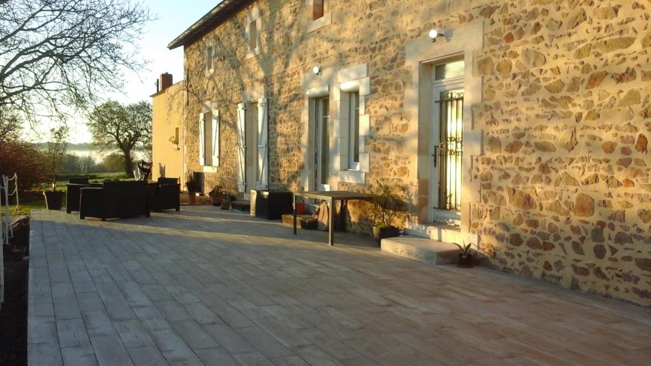 Gite Les Genets Le Vigeant Exterior foto
